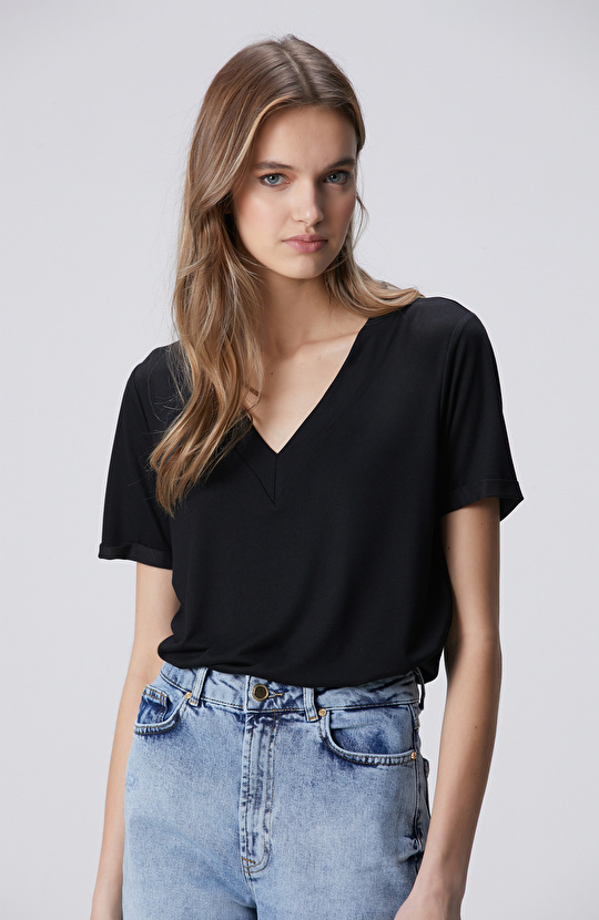 Siyah Kol Katlama Detaylı Basic T-shirt