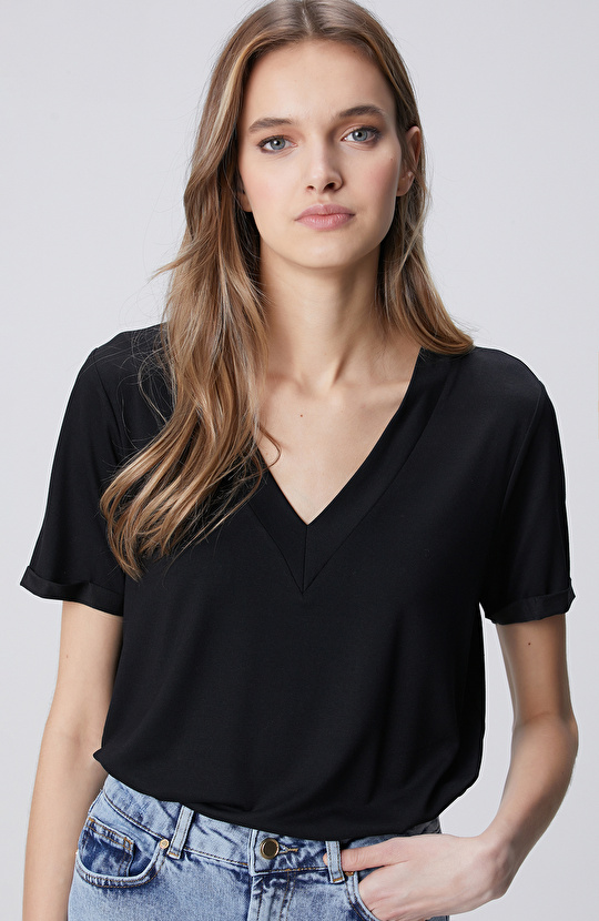 Siyah Kol Katlama Detaylı Basic T-shirt