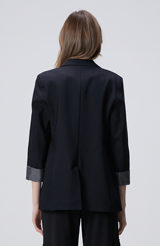 Siyah Açık Kruvaze Kol Ucu Desenli Astarlı Ceket