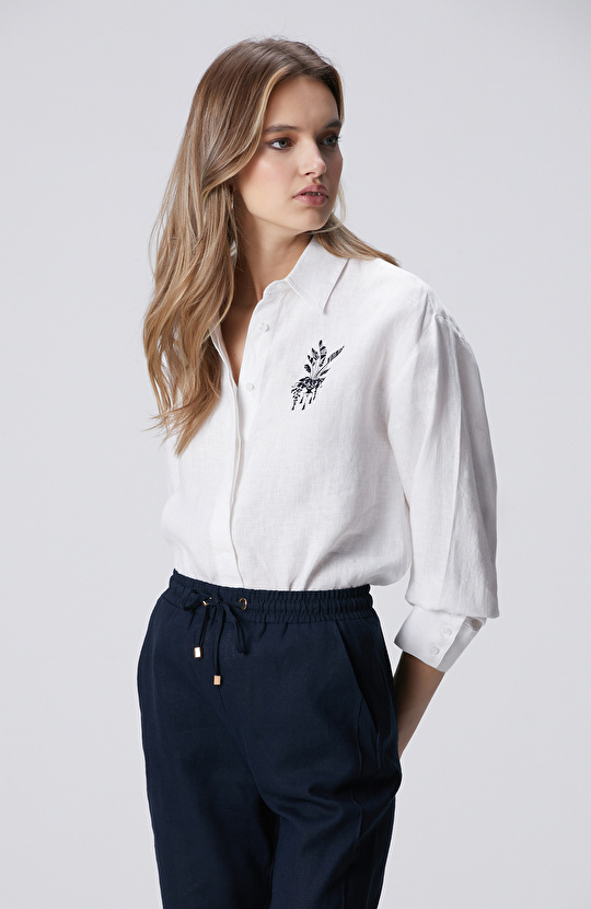Beyaz Göğüs Nakış Detaylı Keten Gömlek