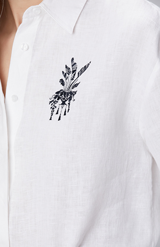 Beyaz Göğüs Nakış Detaylı Keten Gömlek