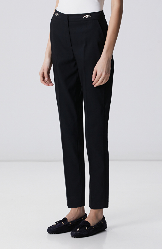 Siyah Dar Paça Beli Metal Aksesuarlı Pantolon