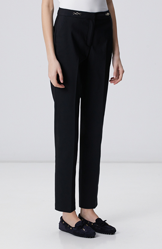 Siyah Dar Paça Beli Metal Aksesuarlı Pantolon