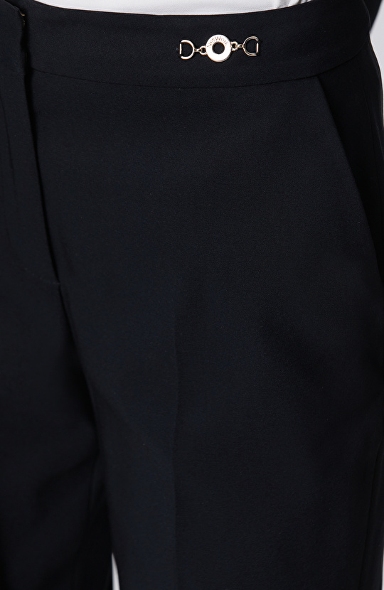 Siyah Dar Paça Beli Metal Aksesuarlı Pantolon