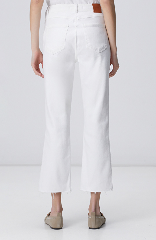 Kırık Beyaz Kesik Paça Denim Pantolon