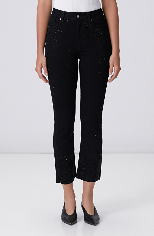 Siyah Kesik Paça Detaylı Taş Baskı Denim Pantolon