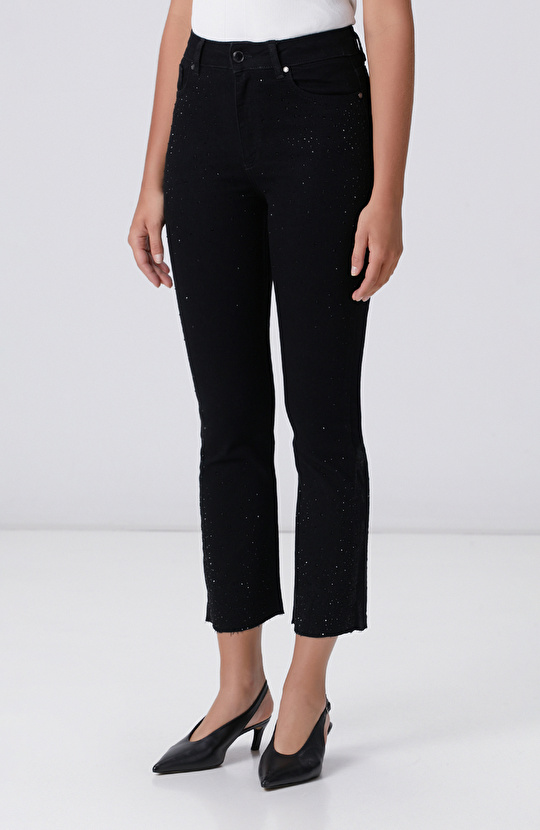 Siyah Kesik Paça Detaylı Taş Baskı Denim Pantolon