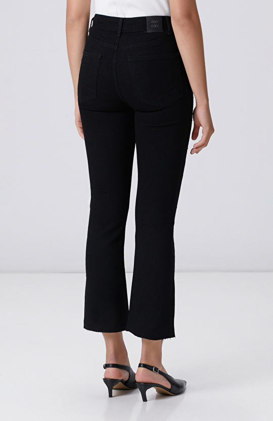 Siyah Kesik Paça Detaylı Taş Baskı Denim Pantolon