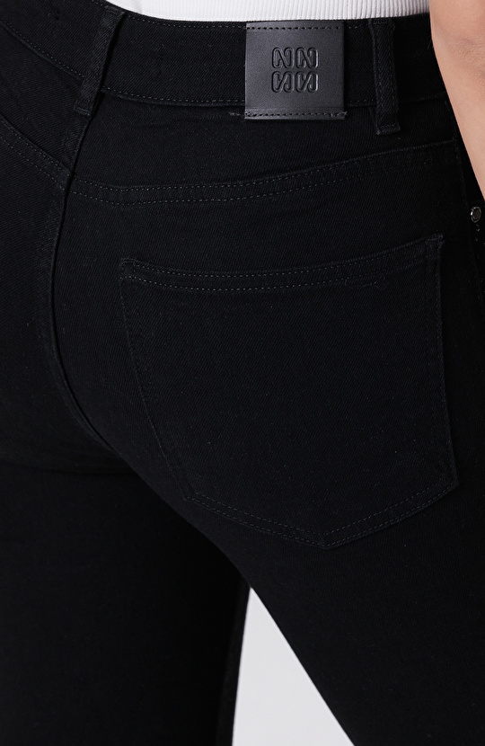 Siyah Kesik Paça Detaylı Taş Baskı Denim Pantolon