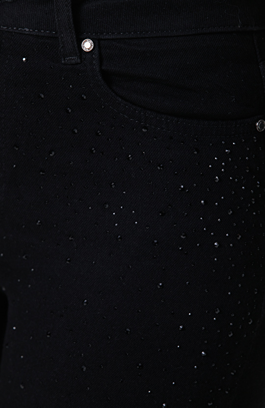 Siyah Kesik Paça Detaylı Taş Baskı Denim Pantolon