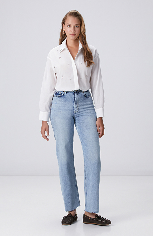 Beyaz Dağınık Taş İşlemeli Cep Detaylı Gömlek