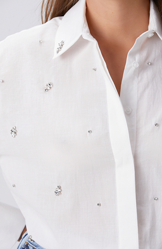 Beyaz Dağınık Taş İşlemeli Cep Detaylı Gömlek
