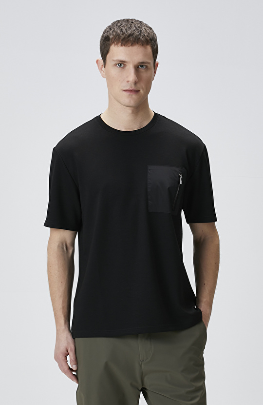 Comfort Fit Siyah Göğüs Cep Detaylı T-shirt