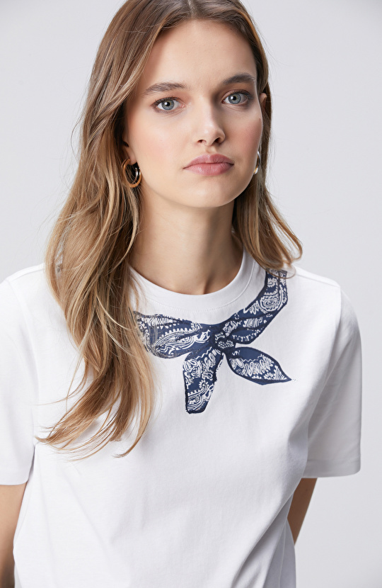 Beyaz Yaka Şal Desen Baskılı T-shirt