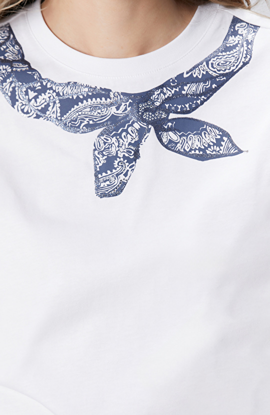 Beyaz Yaka Şal Desen Baskılı T-shirt