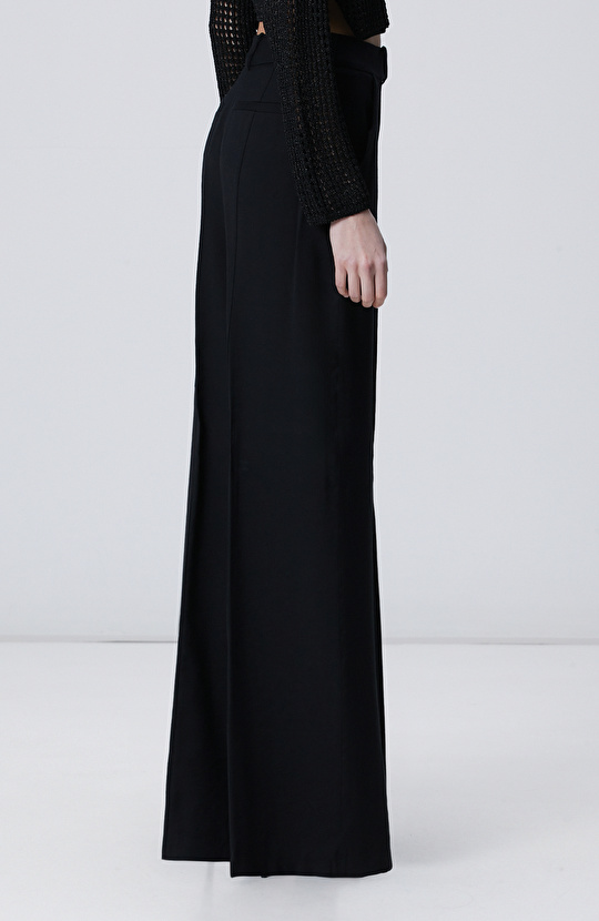 Siyah Nervür Detaylı Geniş Paça Pantolon