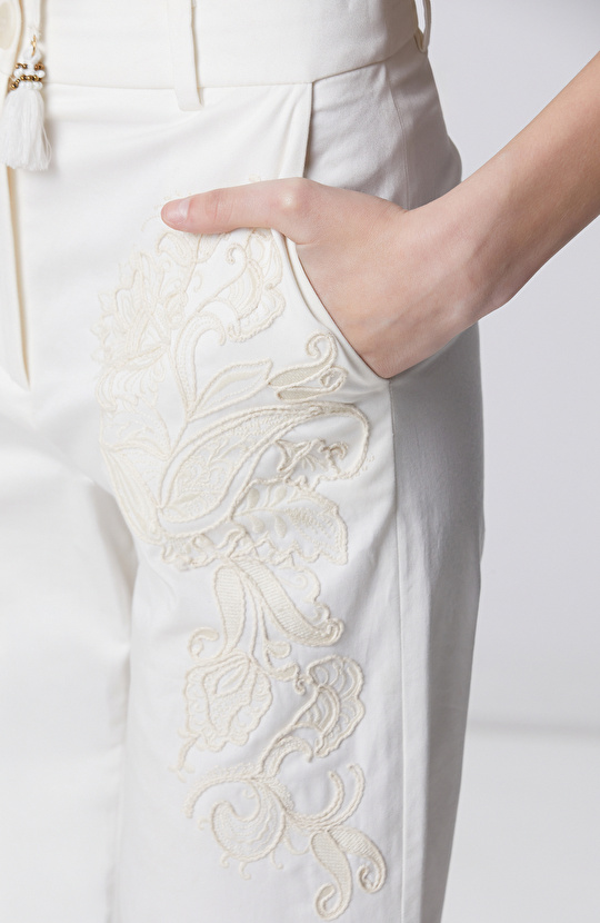 Limited Kırık Beyaz Nakışlı Pantolon
