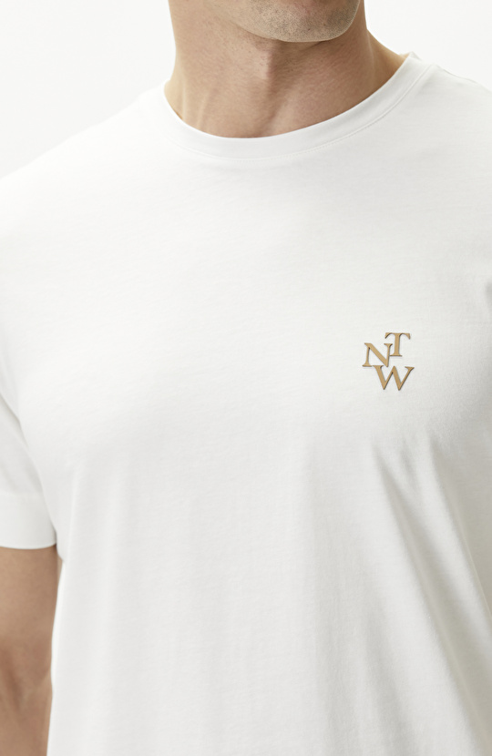 Kırık Beyaz Göğüs Baskı Detaylı T-shirt