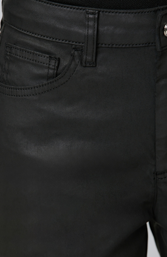 Siyah Kaplamalı Straight Kalıp Denim Pantolon