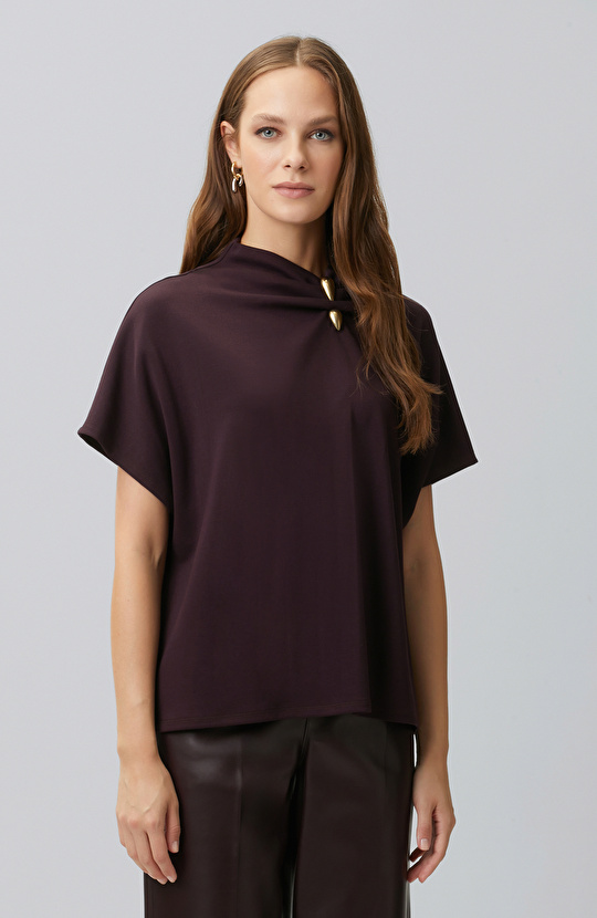 Yaka Aksesuar Detaylı T-shirt