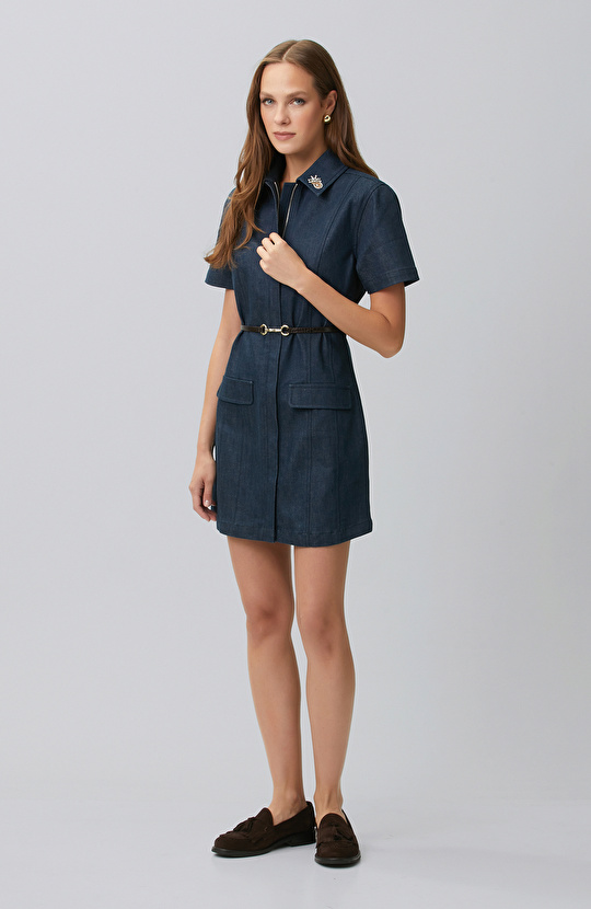 Koyu Indigo Mavi Yaka Aksesuarlı Denim Elbise