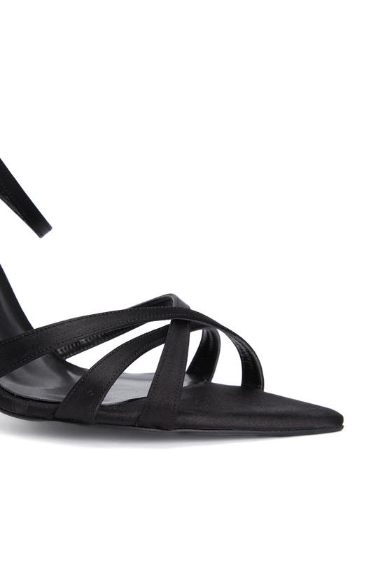 Siyah Taş Detaylı Saten Stiletto