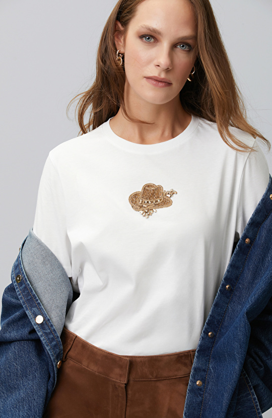 Kırık Beyaz Aplike Aksesuarlı T-shirt
