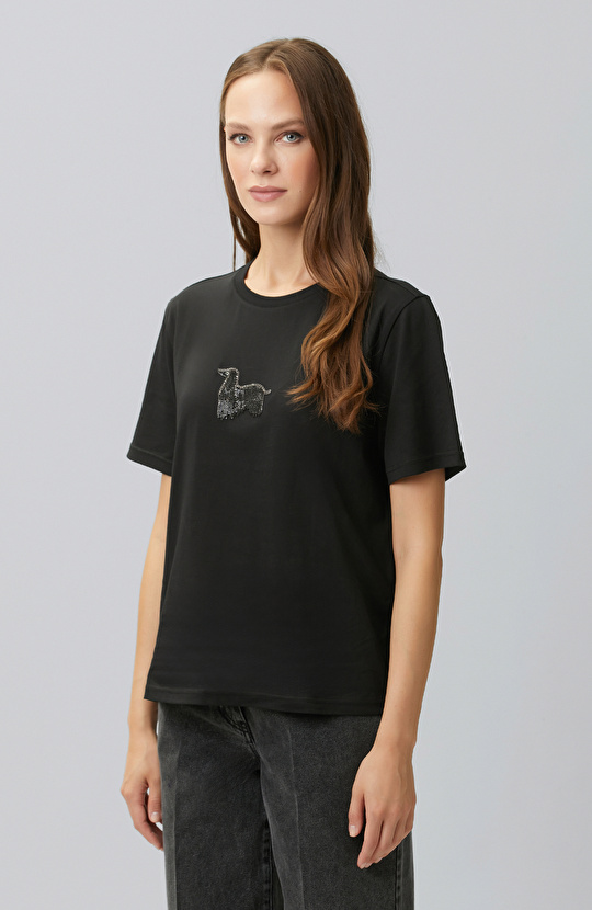 Siyah Aplike Aksesuarlı T-shirt