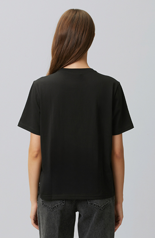 Siyah Aplike Aksesuarlı T-shirt