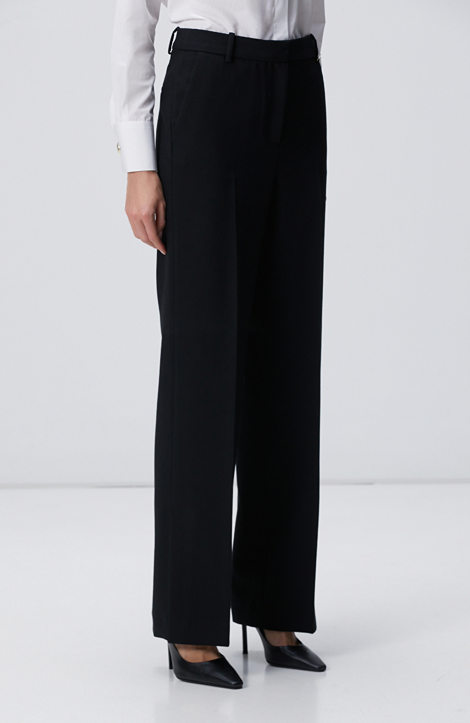 Siyah Paçası Yırtmaçlı Pantolon