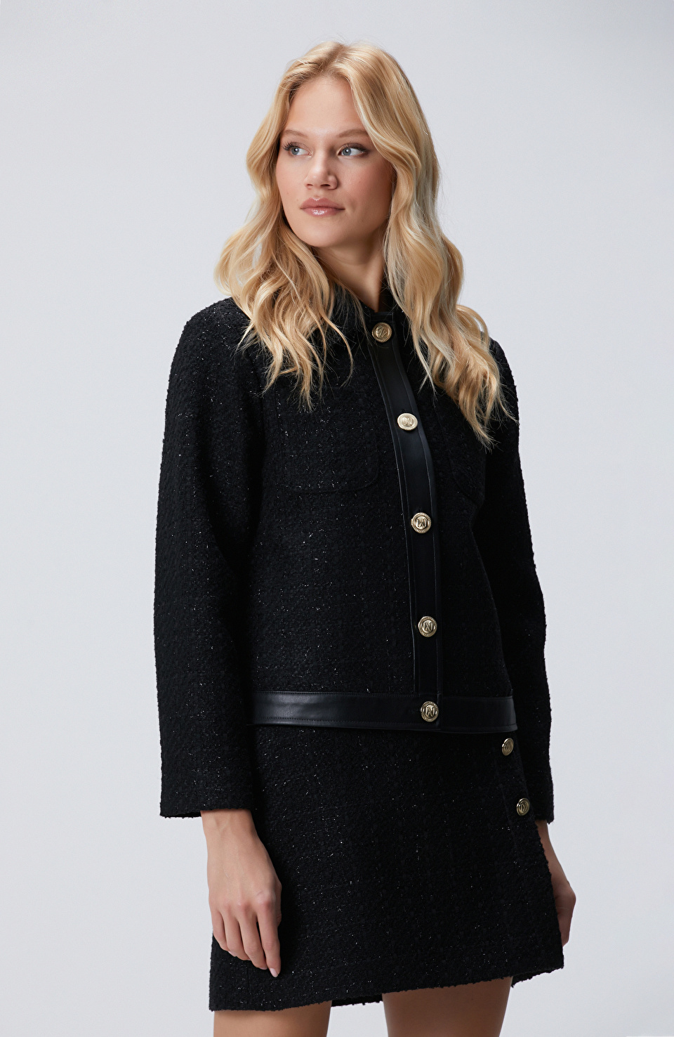 Siyah Düğmeli Garnili Kısa Tweed Ceket