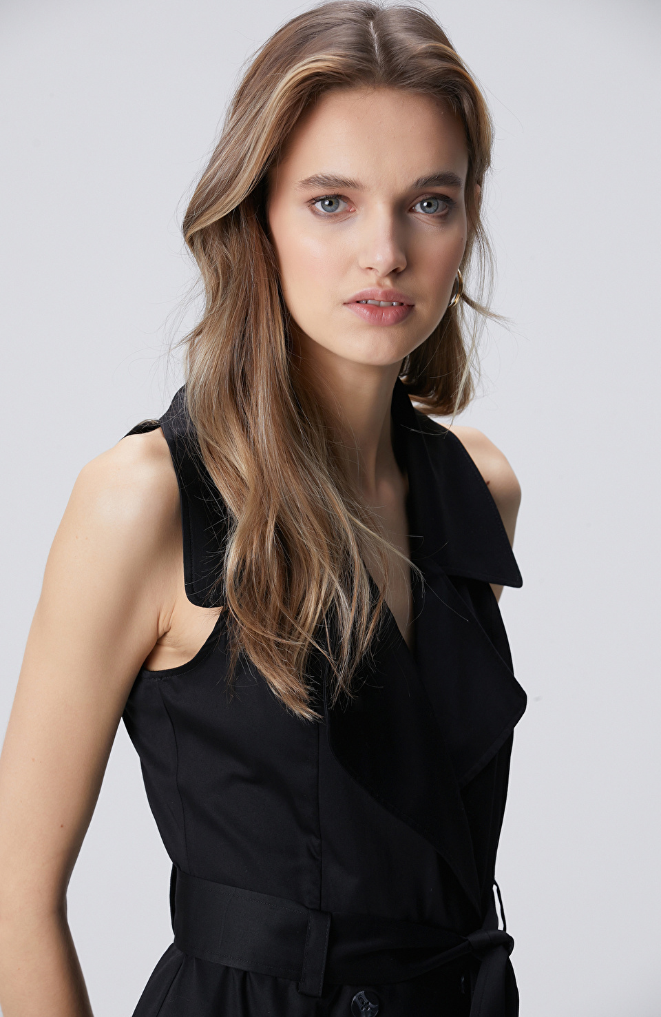 Siyah Kemer Tokalı Geniş Yaka Kruvaze Elbise