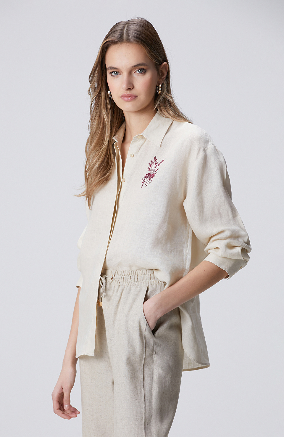 Bej Göğüs Nakış Detaylı Keten Gömlek