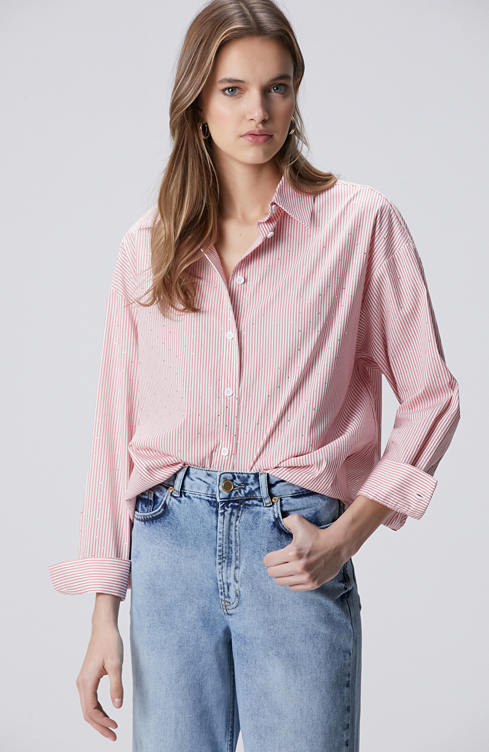 Kırmızı Beyaz Çizgili Taş Baskılı Gömlek