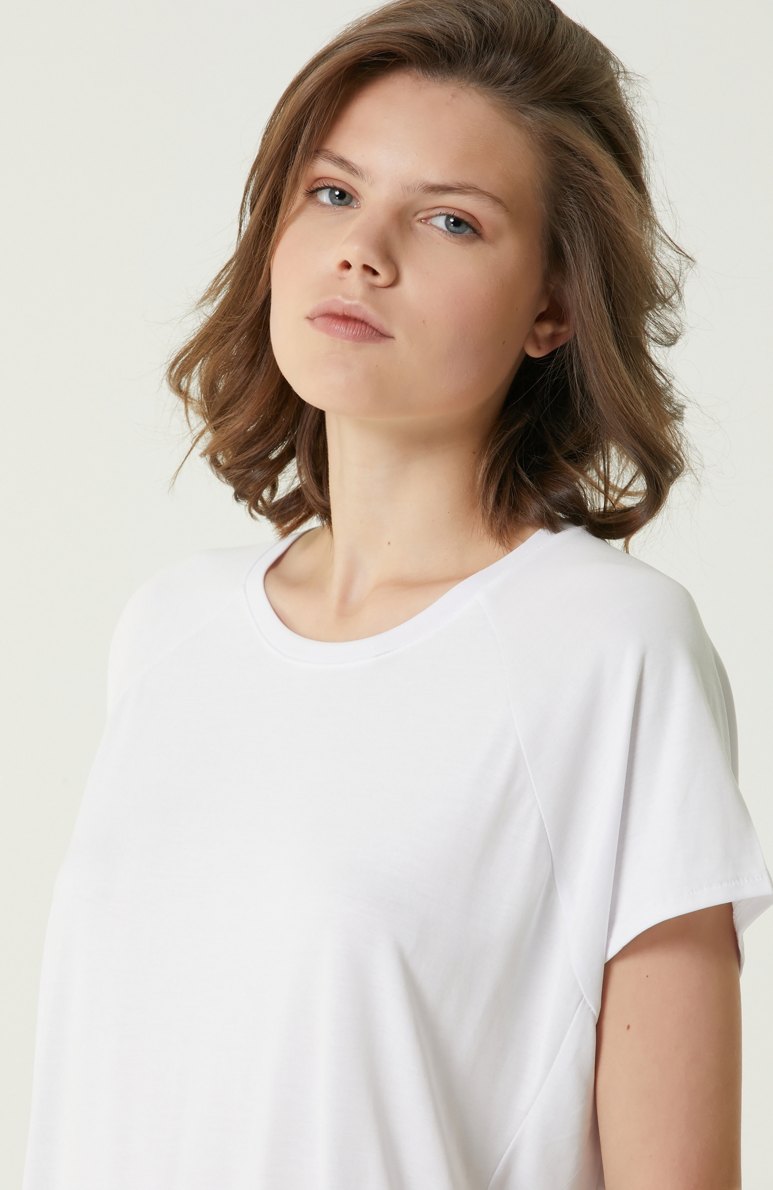 Beyaz Büzgü Detaylı T-shirt