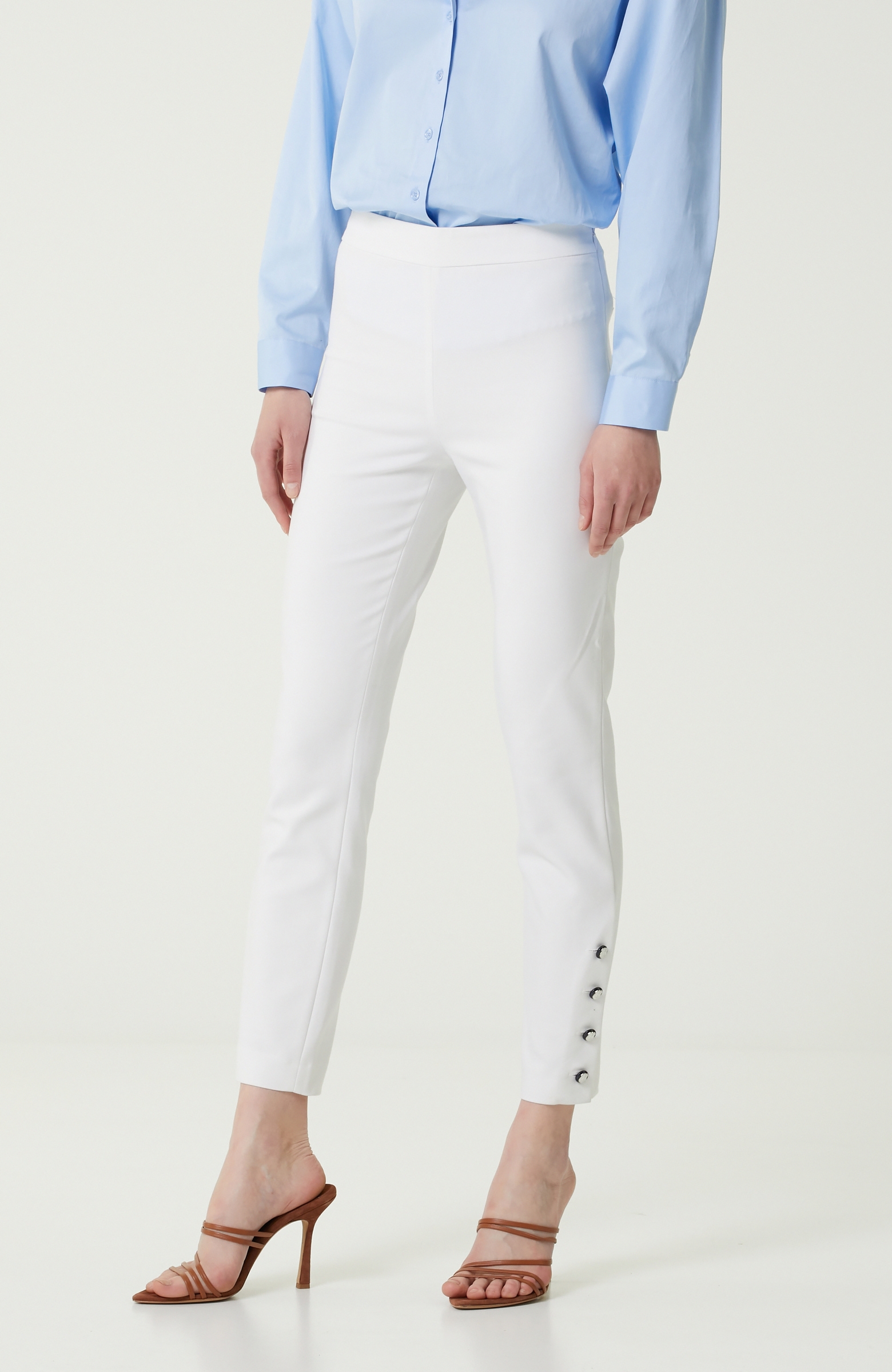 Slim Fit Beyaz Düğme Detaylı Pantolon