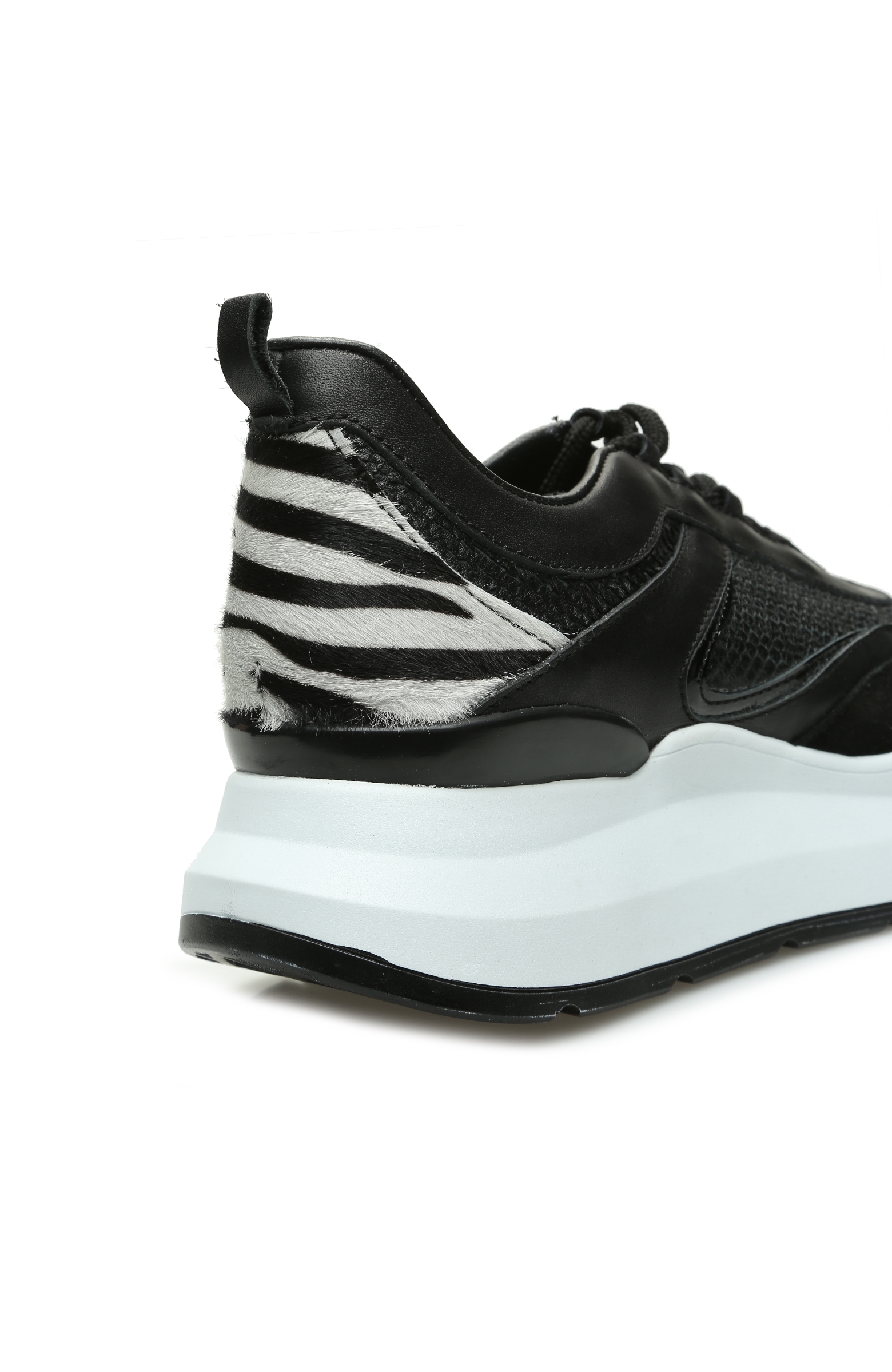 Siyah Zebra Desenli Kadın Deri Sneaker