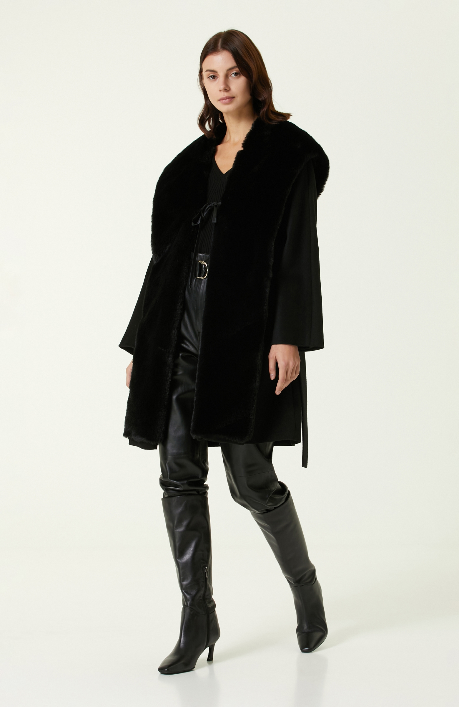 Siyah Kapüşonlu Yün Palto