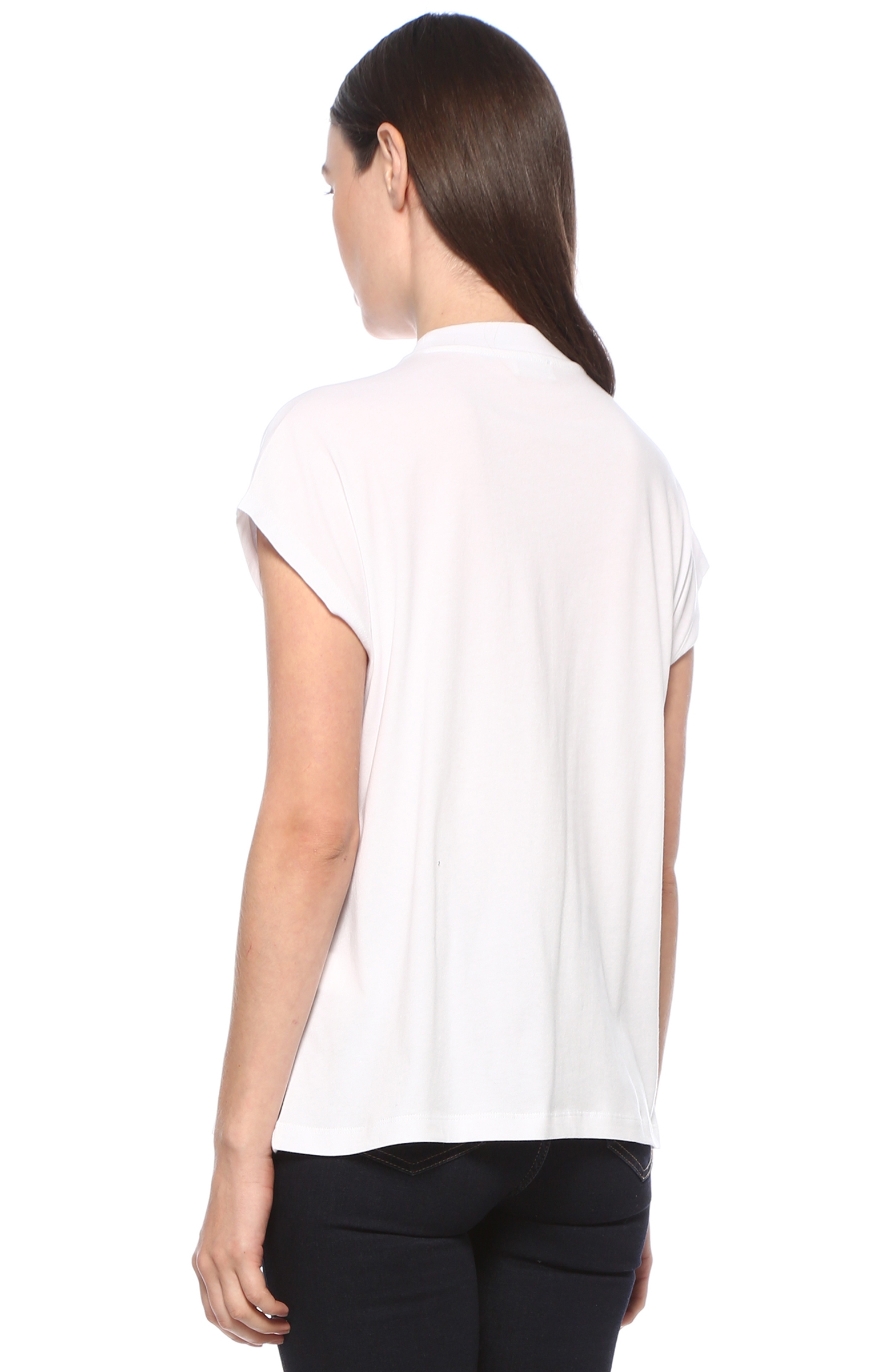 Beyaz Dik Yaka Trok İşlemeli T-shirt