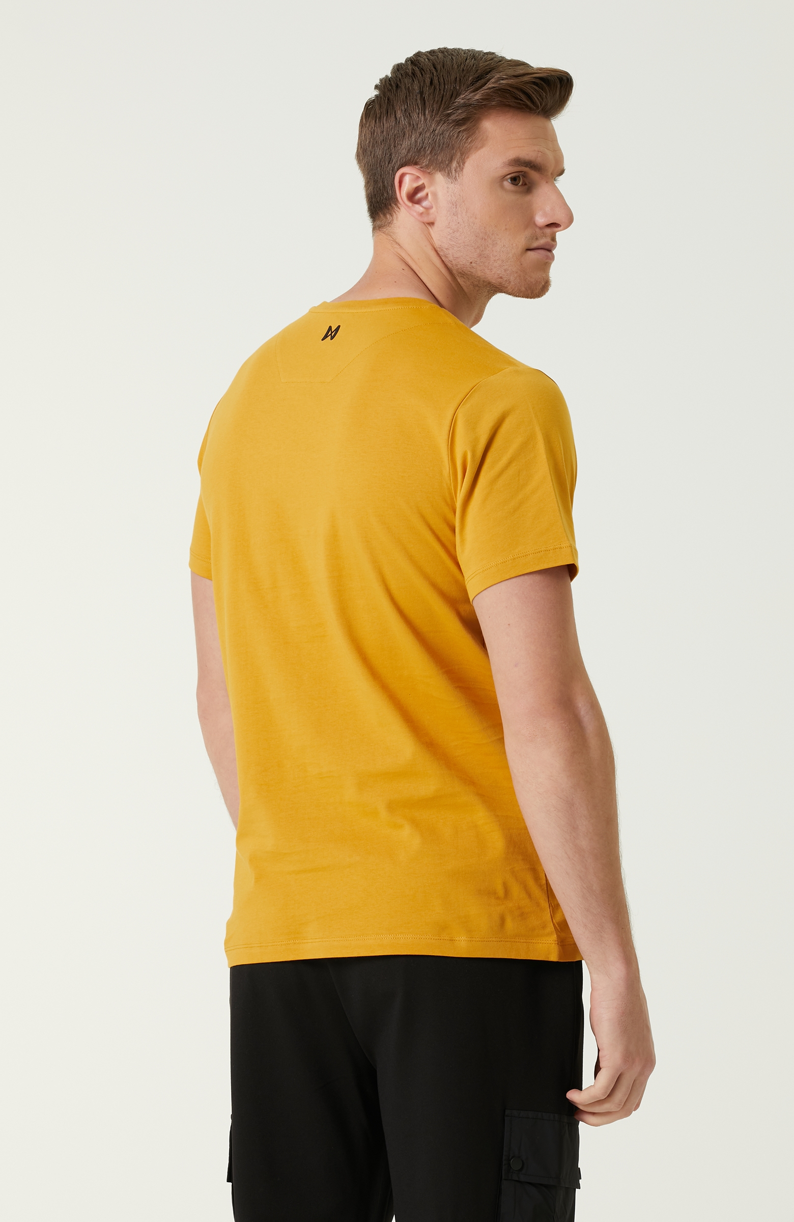 Slim Fit Sarı Şerit Baskılı T-shirt