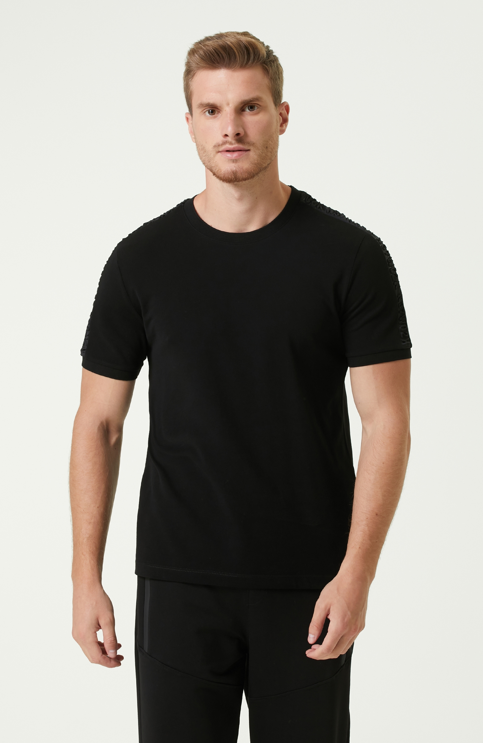 Slim Fit Siyah Kolu Kabartmalı Baskılı T-shirt