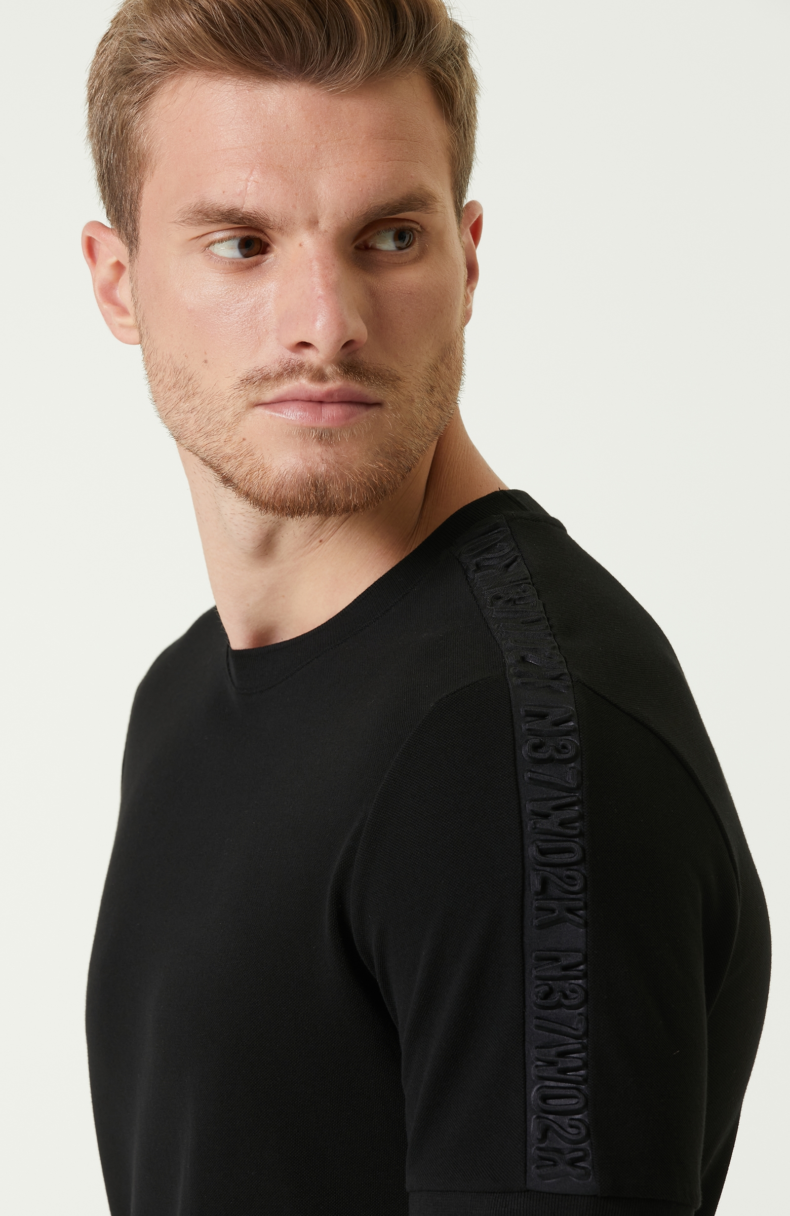Slim Fit Siyah Kolu Kabartmalı Baskılı T-shirt