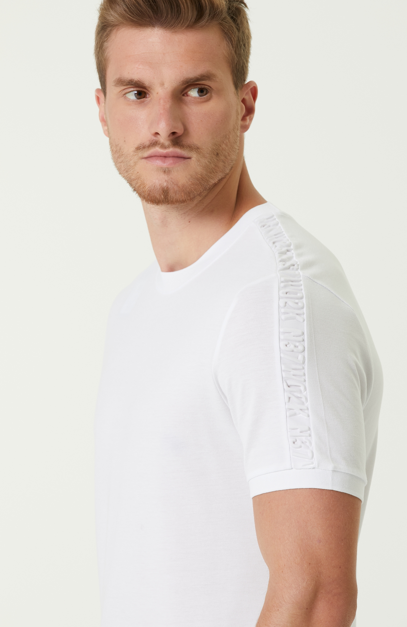 Slim Fit Beyaz Kolu Kabartmalı Baskılı T-shirt