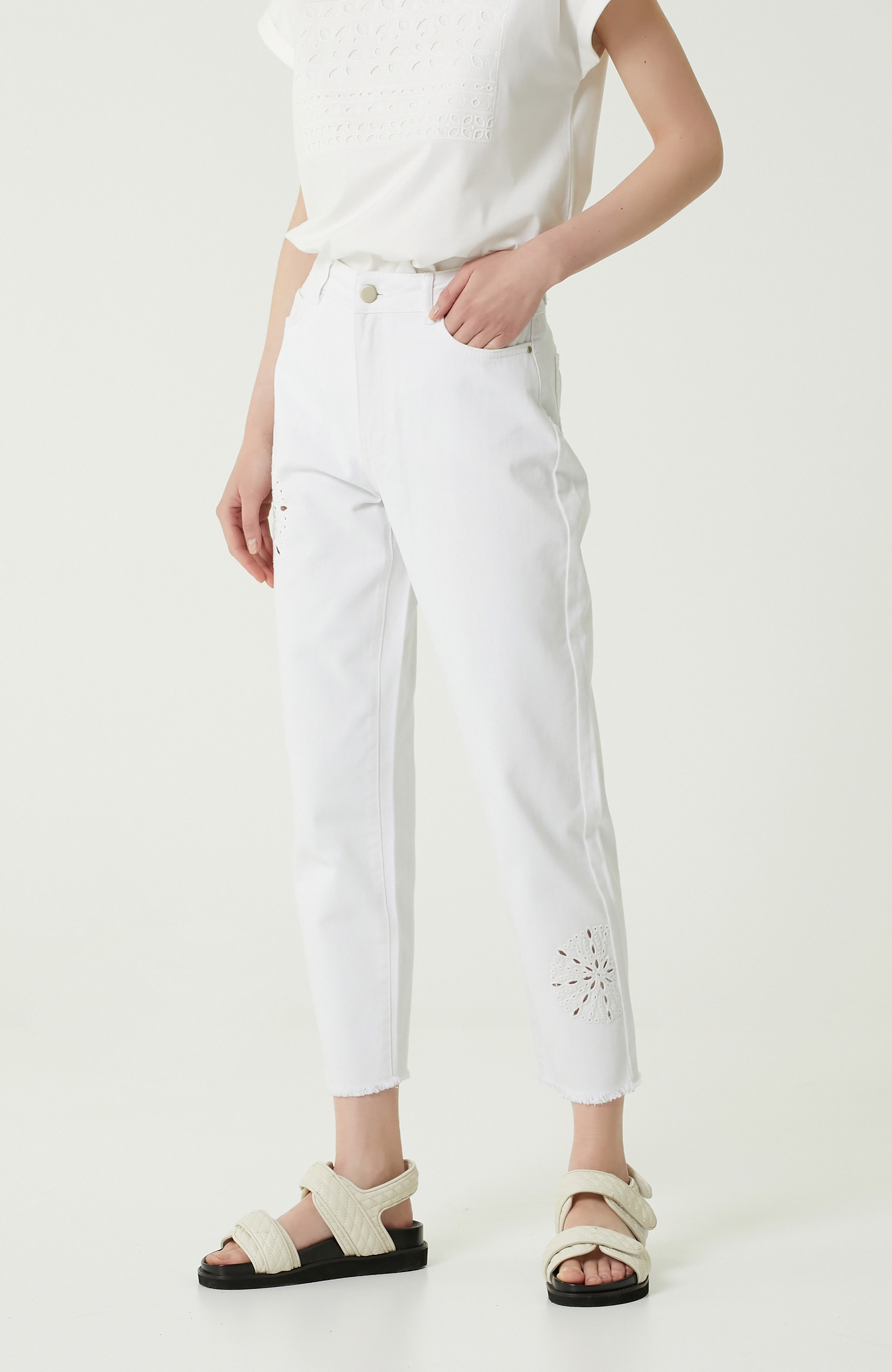 Beyaz Nakışlı Crop Jean Pantolon