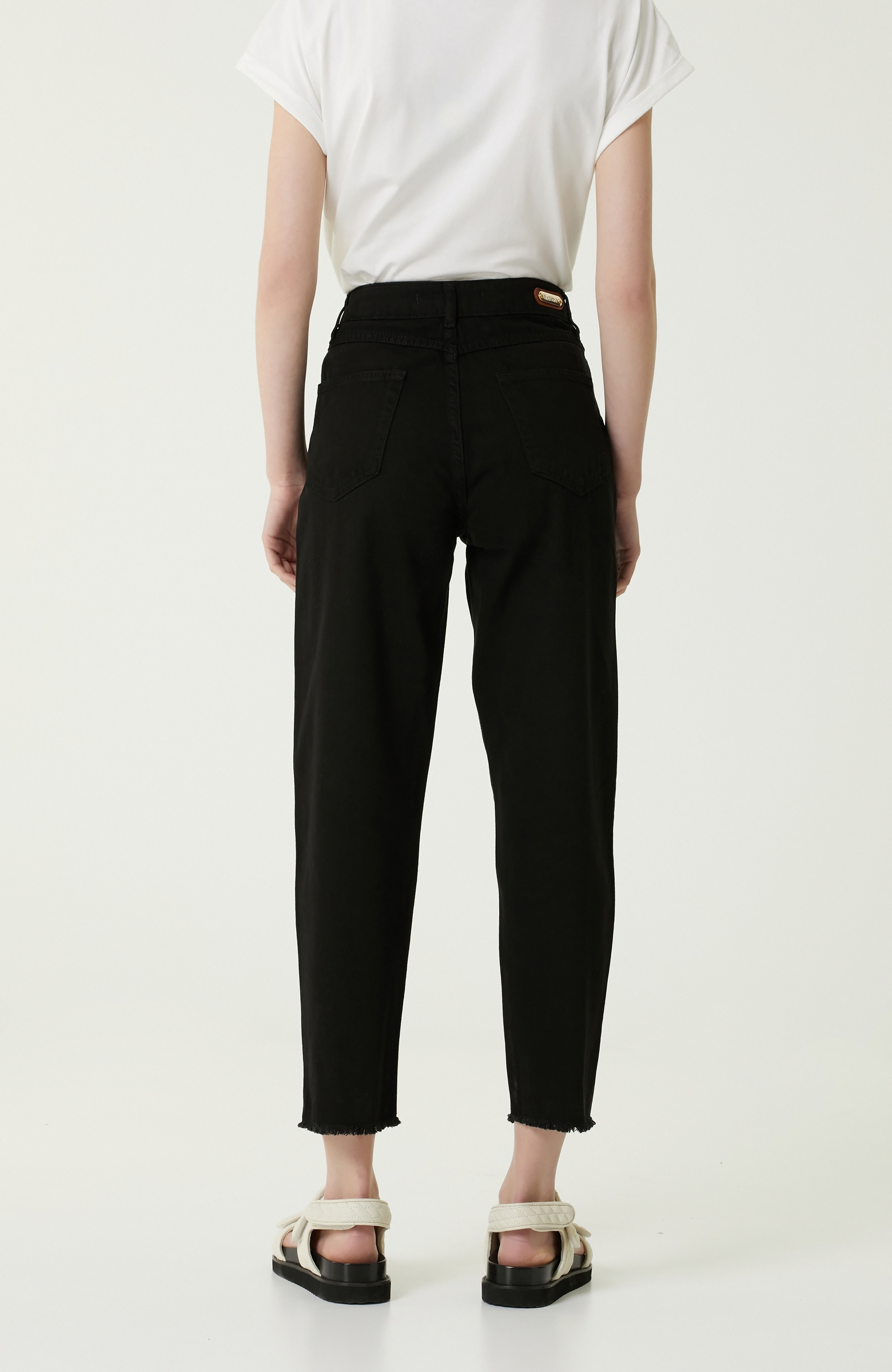 Cropped Fit Siyah Nakış Detaylı Jean Pantolon
