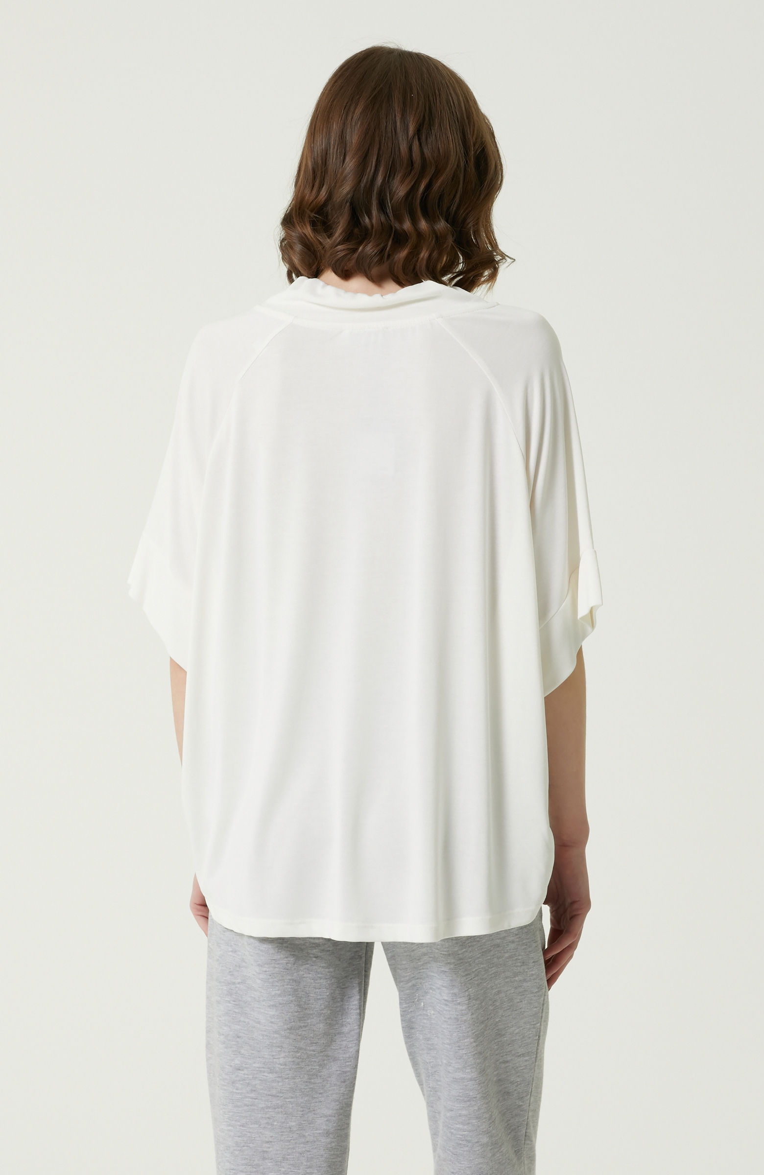 Beyaz Dik Yaka Oversize T-shirt
