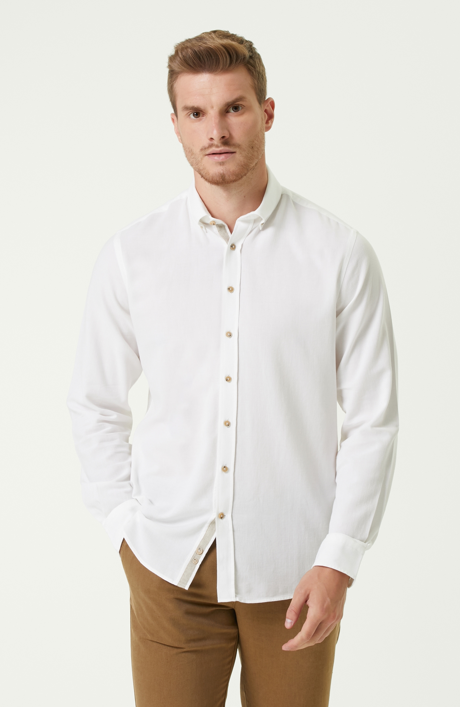 Comfort Fit Beyaz Düğmeli Yaka Gömlek