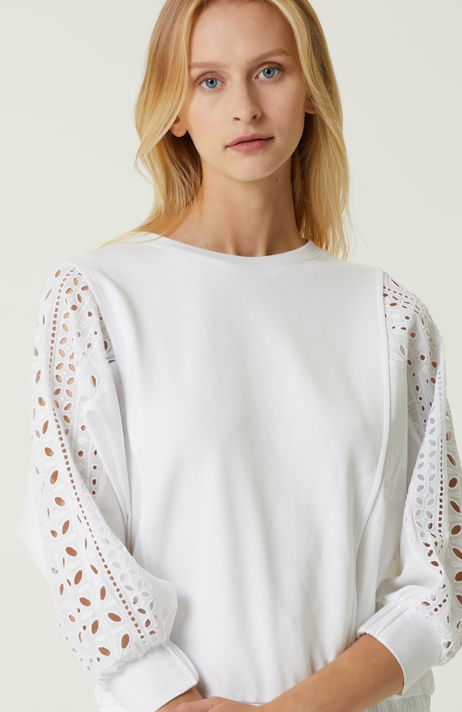 Beyaz Kolu Nakış Detaylı Sweatshirt