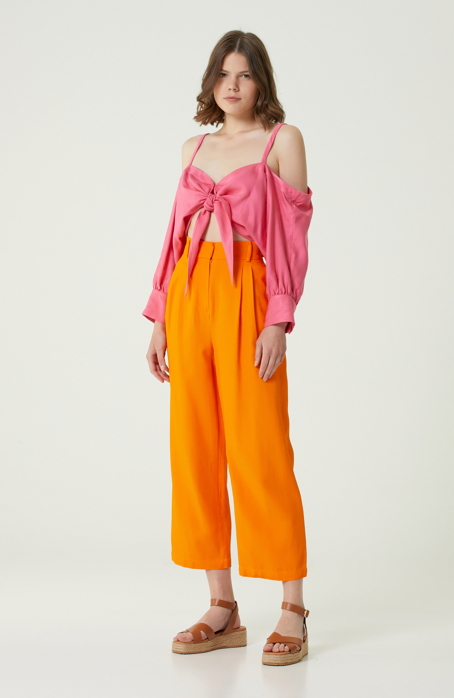 Pembe Omzu Açık Crop Bluz