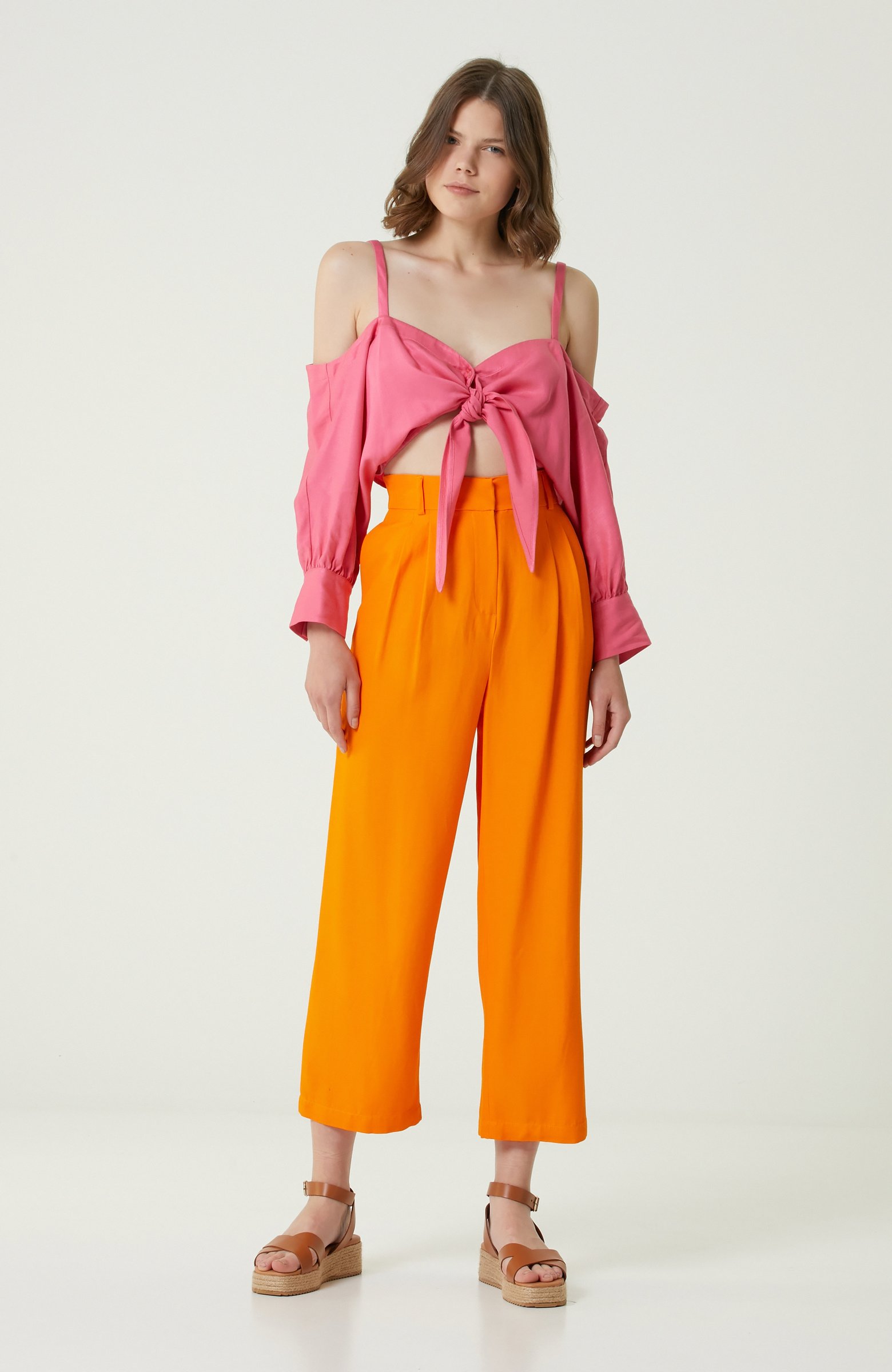 Pembe Omzu Açık Crop Bluz